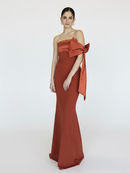 Vestido moño en brazo terracota.