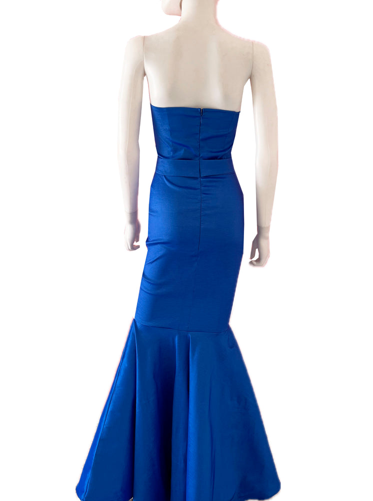 Vestido sirena strapless azul rey,