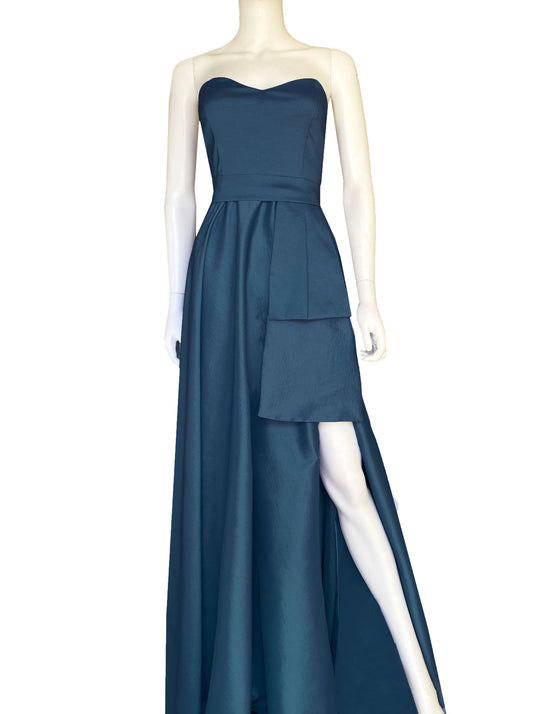 Vestido strapless moño en falda azul petroleo.