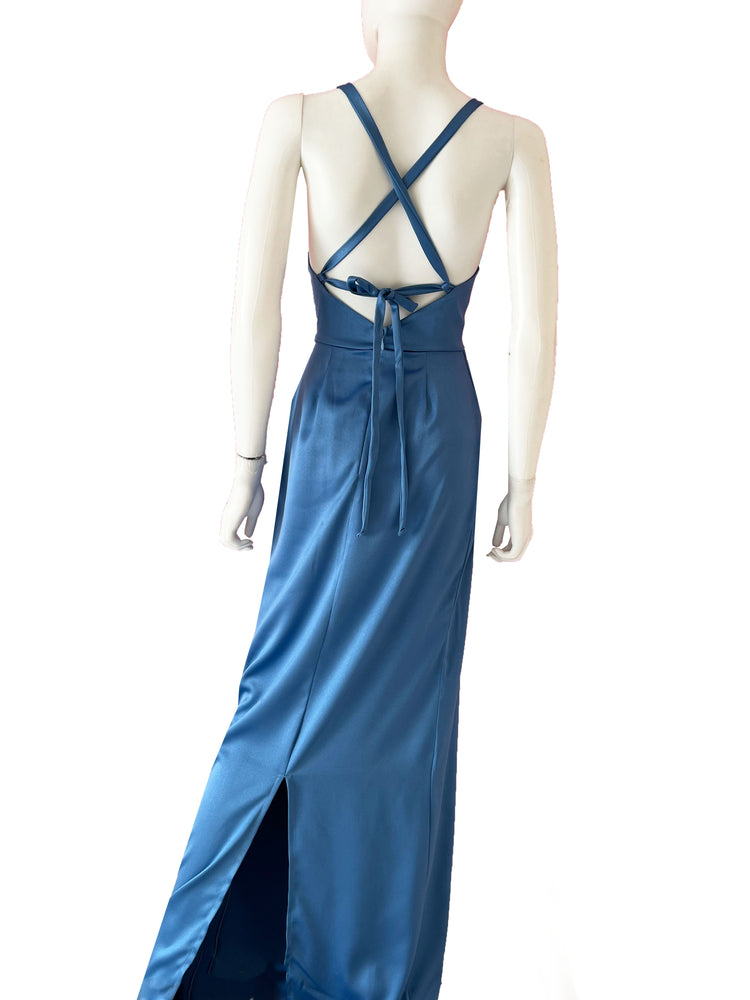 Vestido straps con perlas azul.