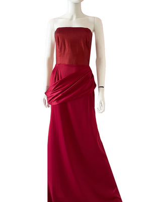 Vestido strapless con detalle en cadera tinto.