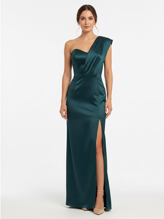 Vestido con pieza de lado recto verde botella.