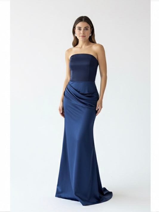 Vestido strapless con detalle en cadera azul marino