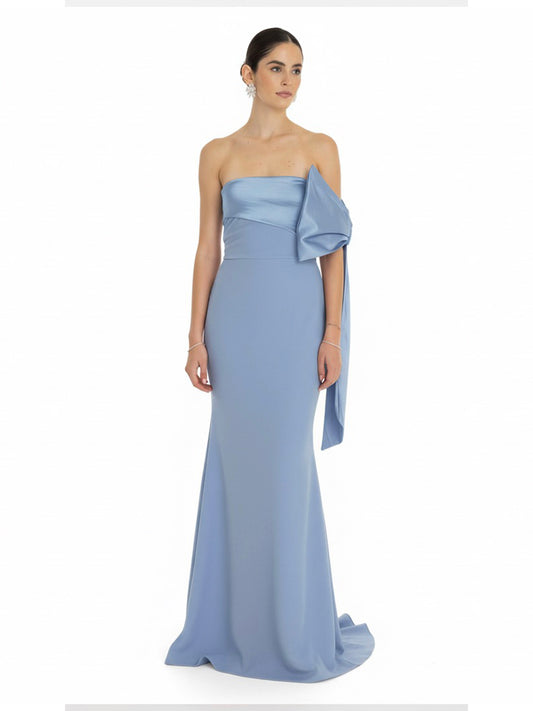 Vestido moño en brazo azul pastel.