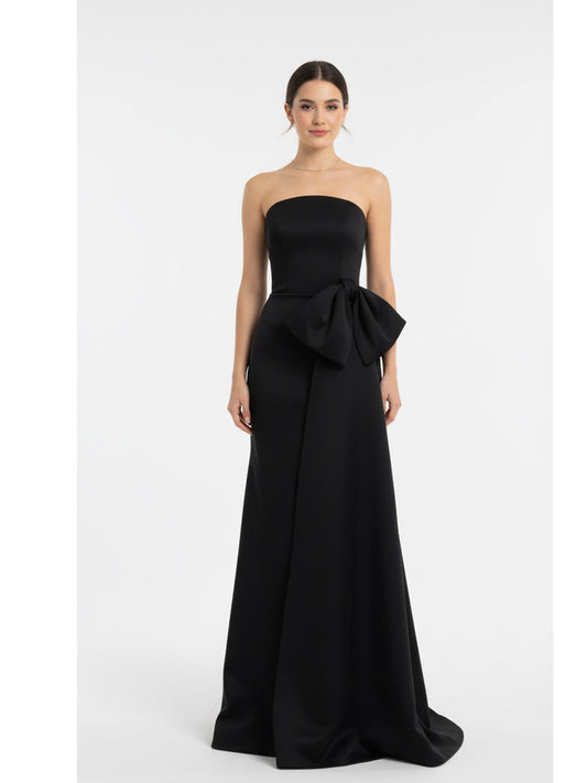 Vestido cauda lateral con moño negro.