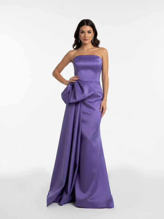 Vestido cauda lateral con moño lavanda.