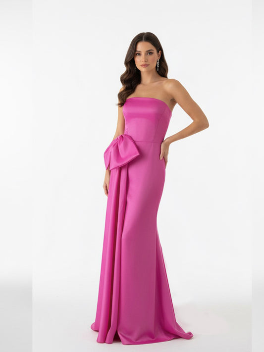 Vestido cauda lateral con moño rosa