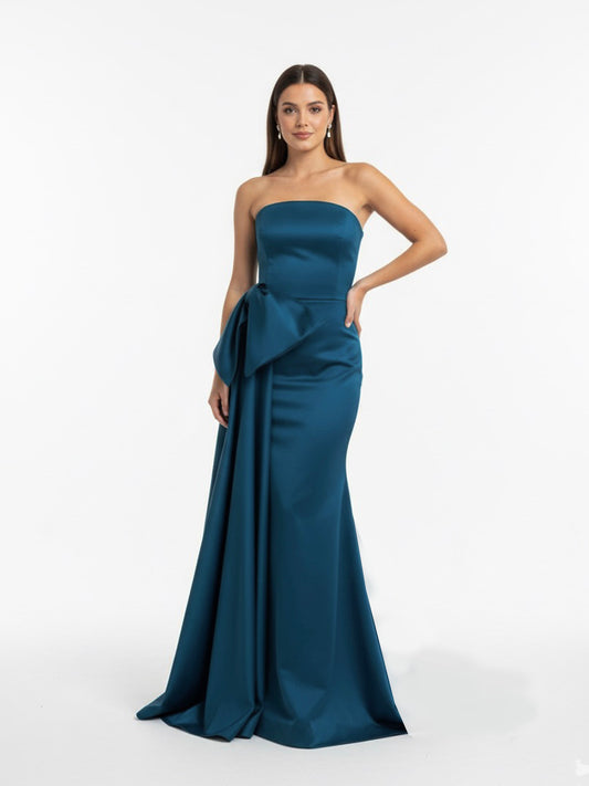 Vestido cauda lateral con moño azul petroleo.