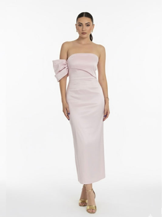 Vestido moño en brazo falda recta rosa palo.