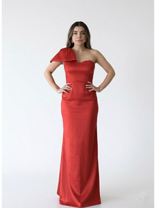 Vestido moño en hombro recto rojo.