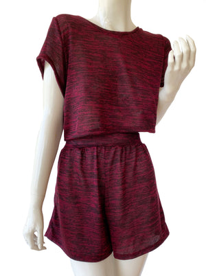 Set top y short tejido rojo.