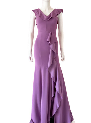 Vestido en V volantes morado.