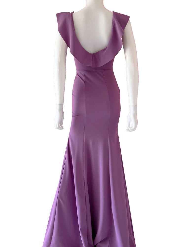 Vestido en V volantes morado.