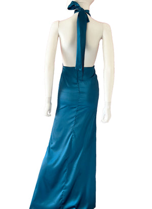 Vestido halter satén azul petróleo.