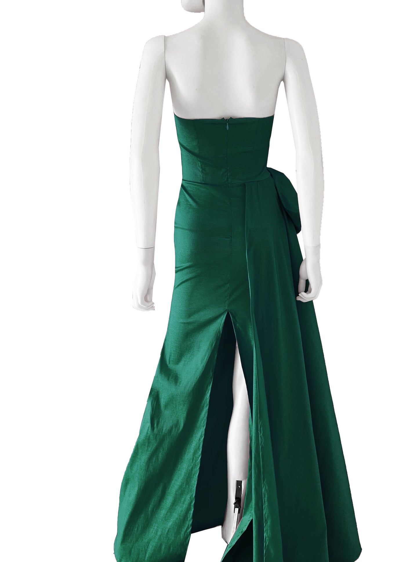 Vestido cauda lateral con moño verde.