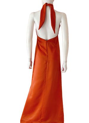 Vestido halter satén naranja.