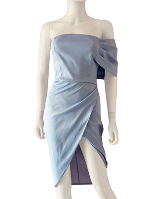 Vestido midi tulipán detalle en brazo azul cielo.