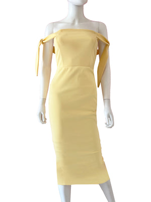 Vestido amarres en brazo amarillo.