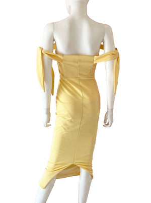 Vestido amarres en brazo amarillo.