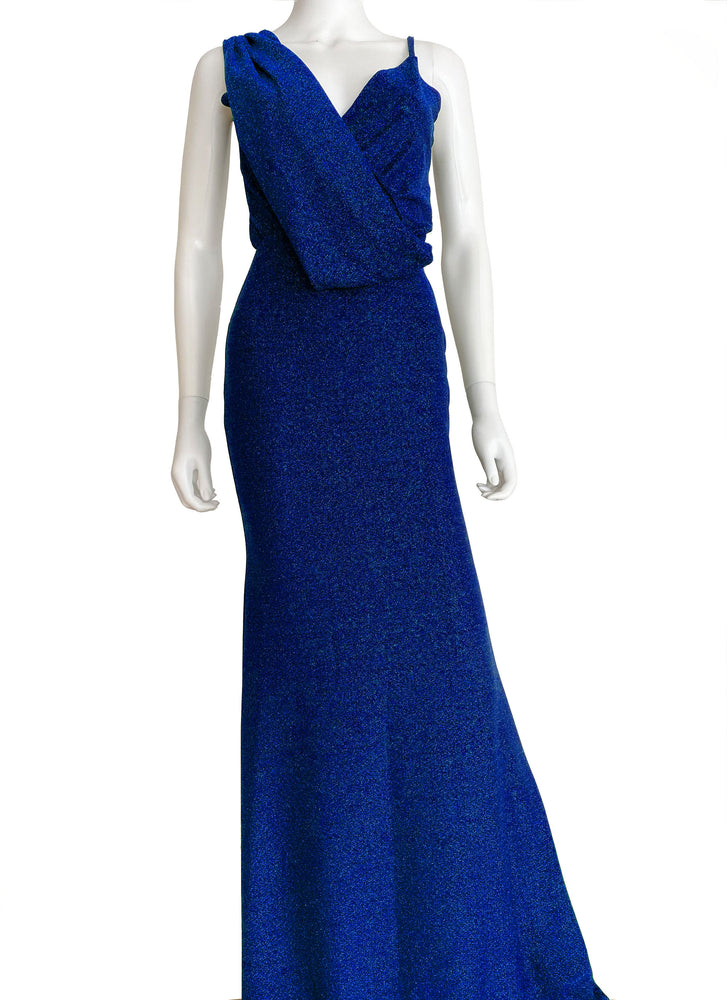 Vestido con colgante azul rey.