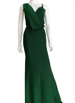 Vestido con colgante verde.