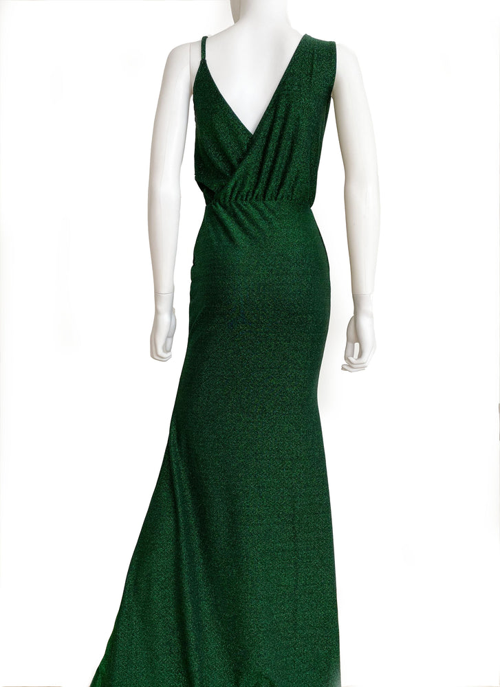 Vestido con colgante verde.