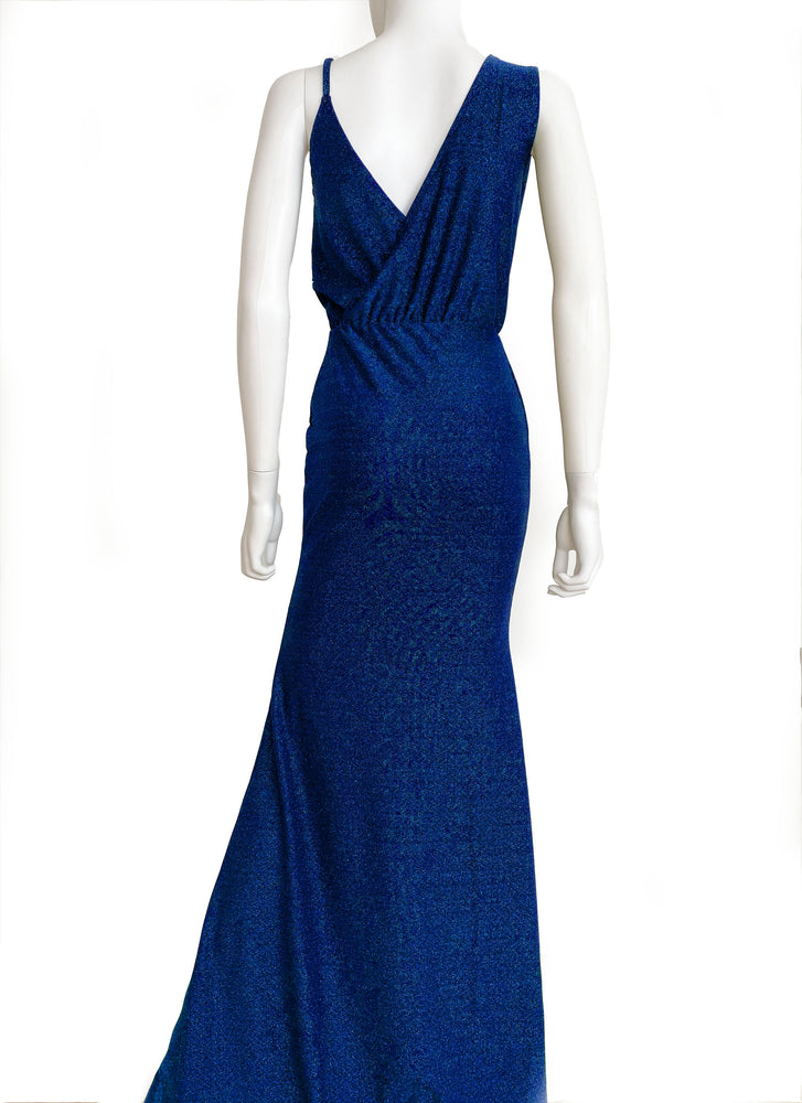 Vestido con colgante azul rey.