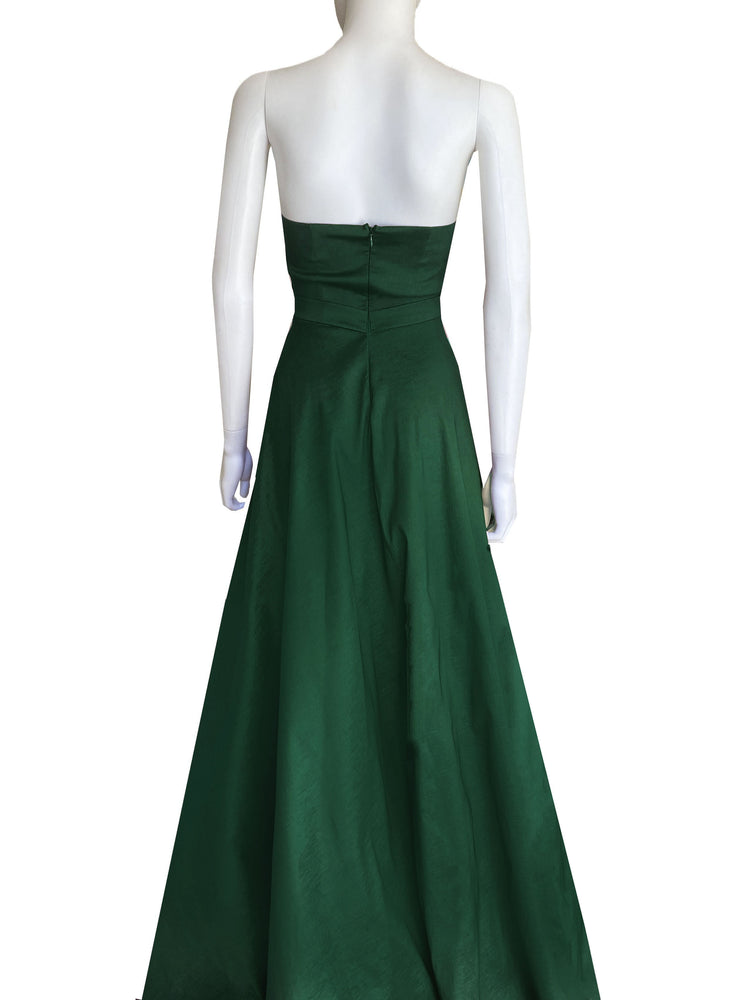 Vestido strapless moño en falda verde.