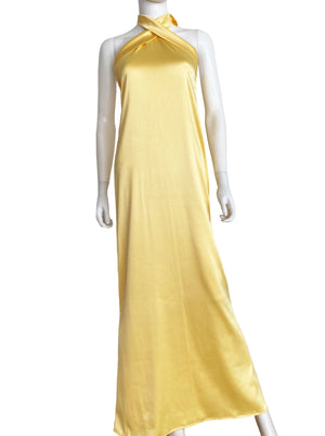 Vestido halter satén amarillo.