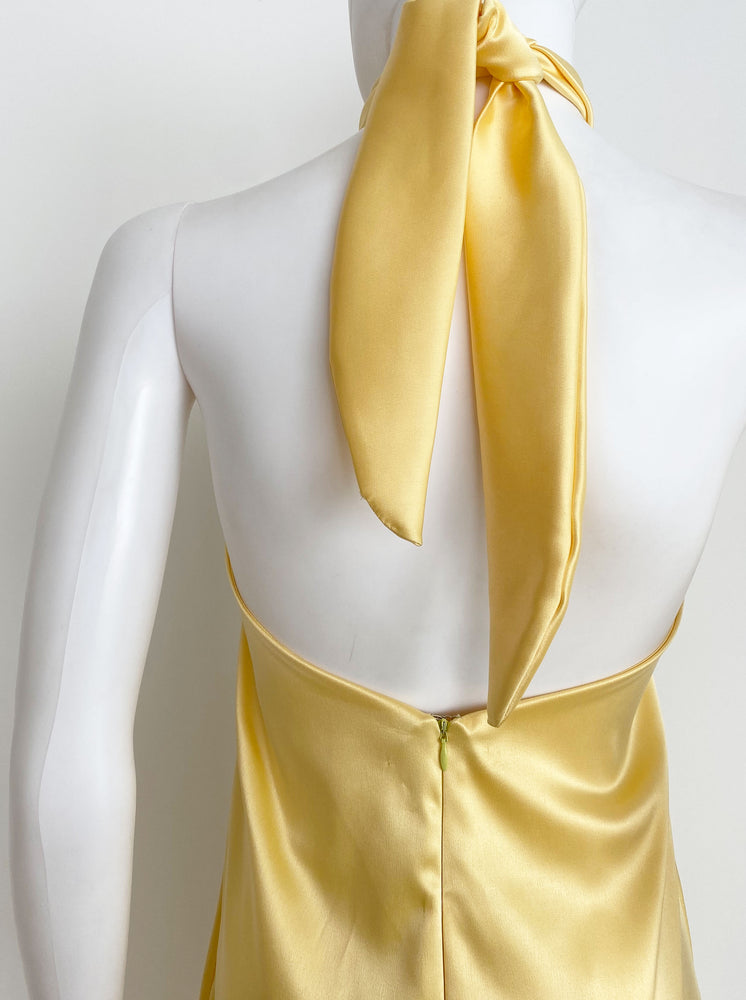 Vestido halter satén amarillo.