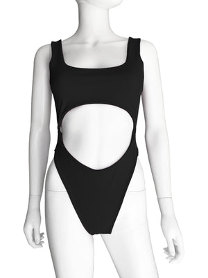 Monokini con apertura en centro negro.