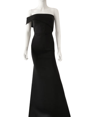 Vestido un tirante strapless negro.