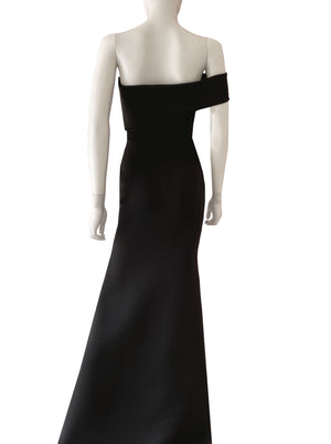 Vestido un tirante strapless negro.