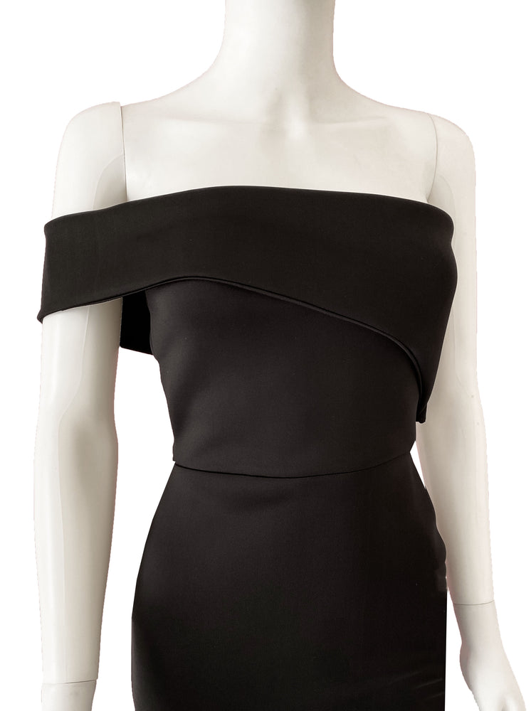 Vestido un tirante strapless negro.