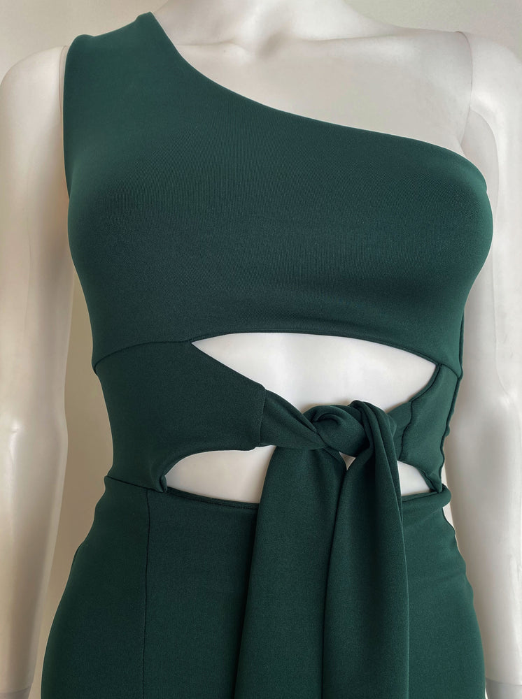 Vestido un hombro nudo en cintura verde.