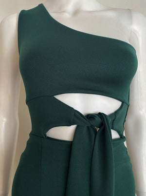 Vestido un hombro nudo en cintura verde.