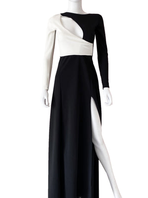 Vestido escote negro con blanco.