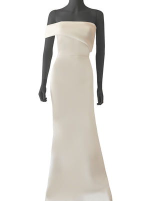 Vestido un tirante strapless ivory.