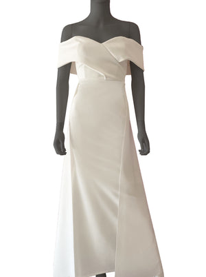 Vestido sin hombros con cauda ivory.