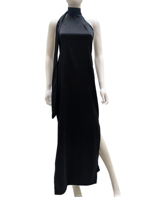 Vestido satén halter con colgante negro.