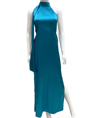 Vestido satén halter con colgante azul.