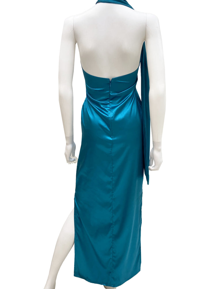 Vestido satén halter con colgante azul.