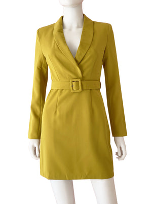 Vestido tipo blazer amarillo.