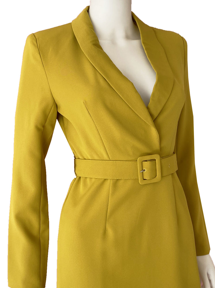 Vestido tipo blazer amarillo.