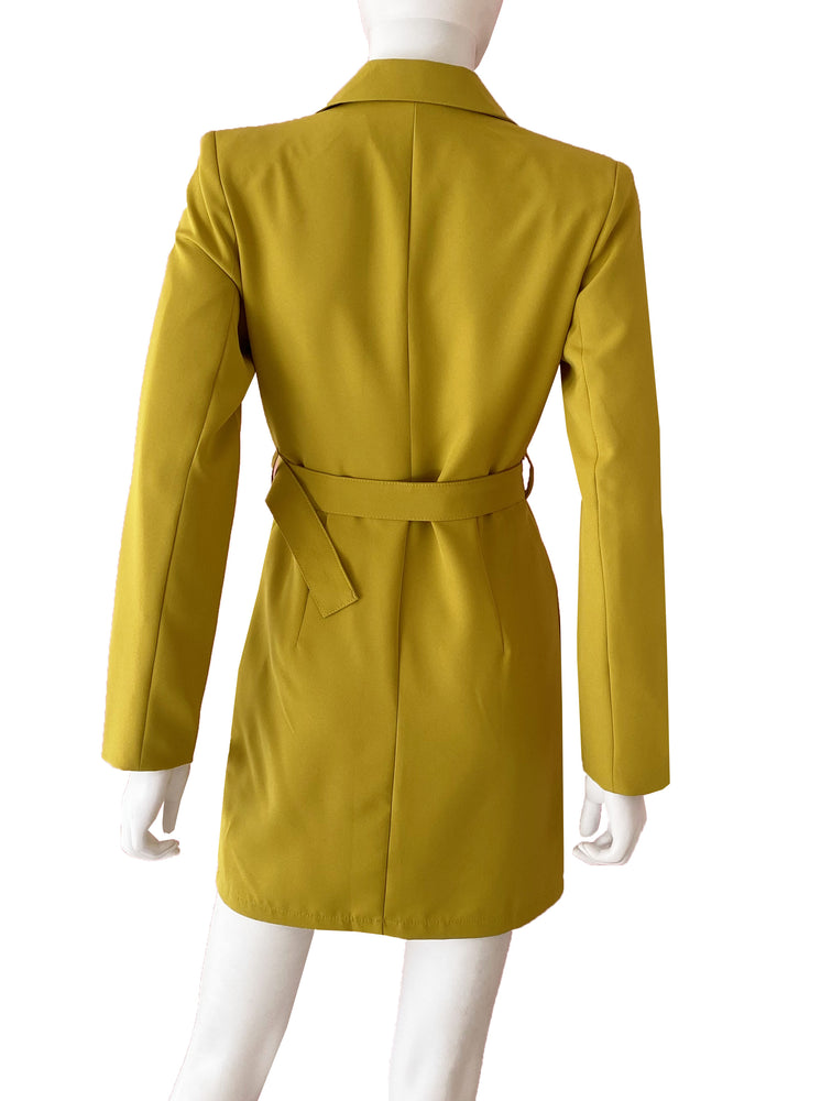 Vestido tipo blazer amarillo.