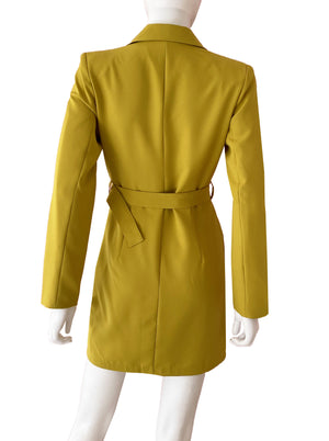 Vestido tipo blazer amarillo.