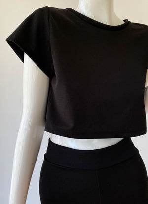 Set crop top y biker shorts negro