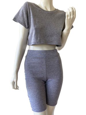 Set crop top y biker shorts gris.