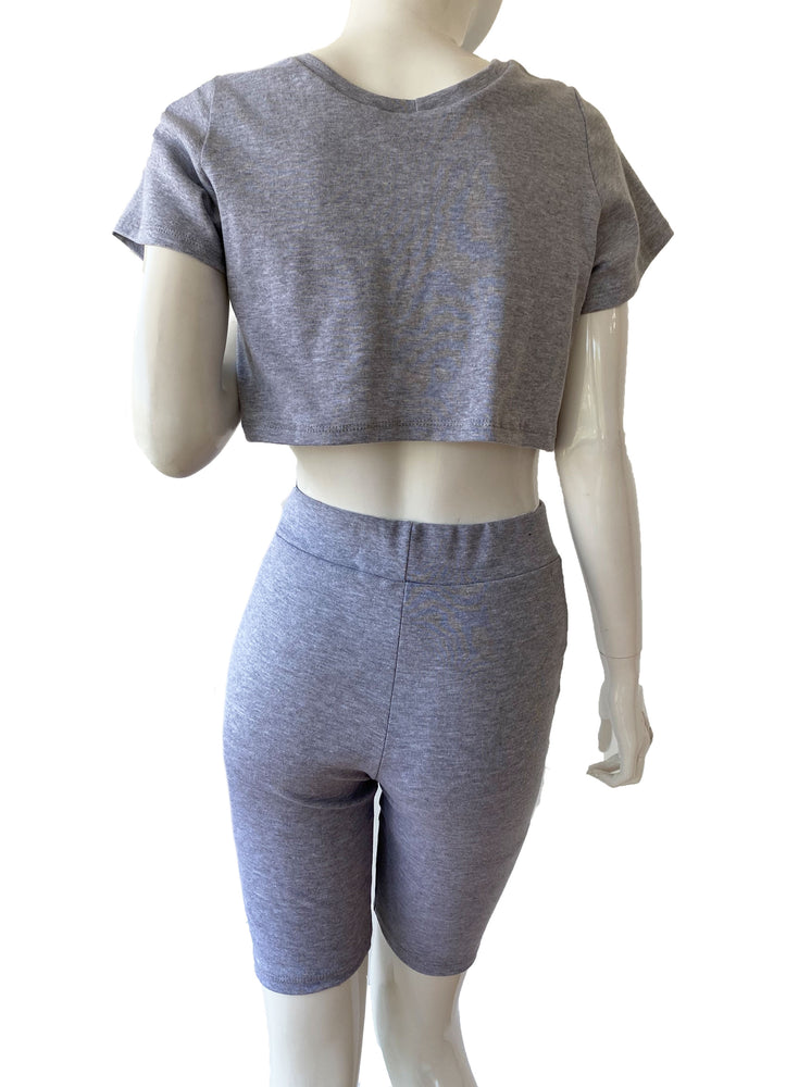 Set crop top y biker shorts gris.