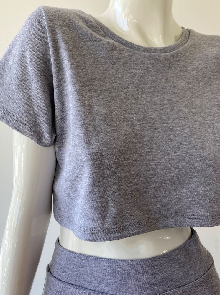 Set crop top y biker shorts gris.